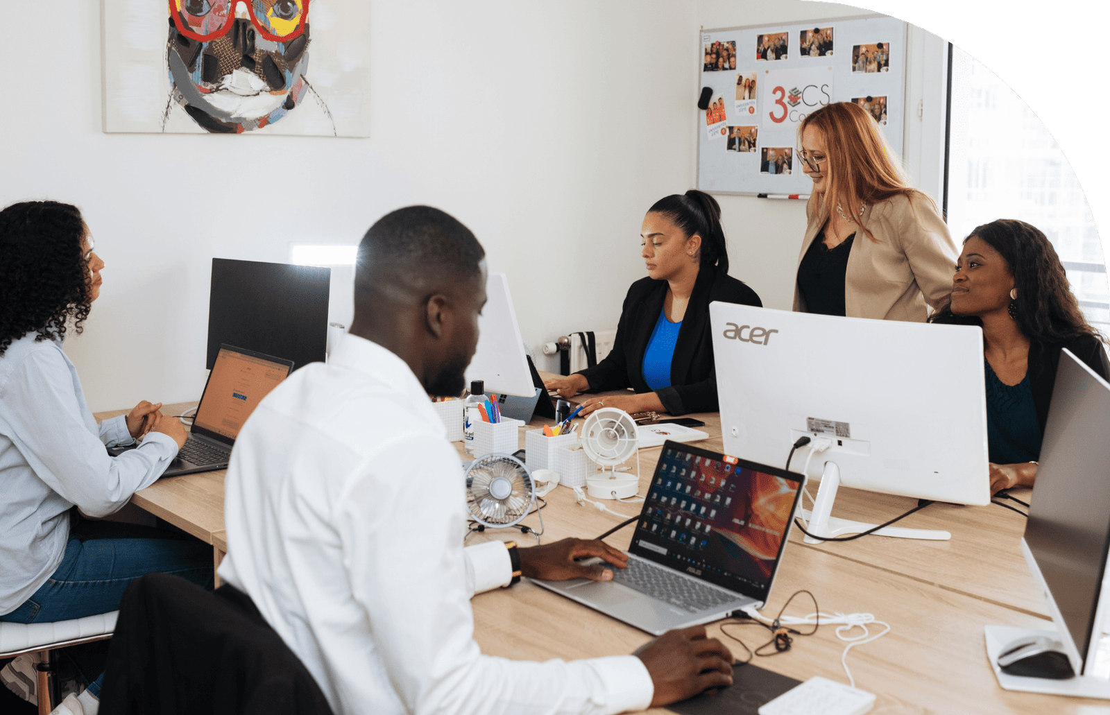 sandrine-riant-avec-sa-collaboratrice